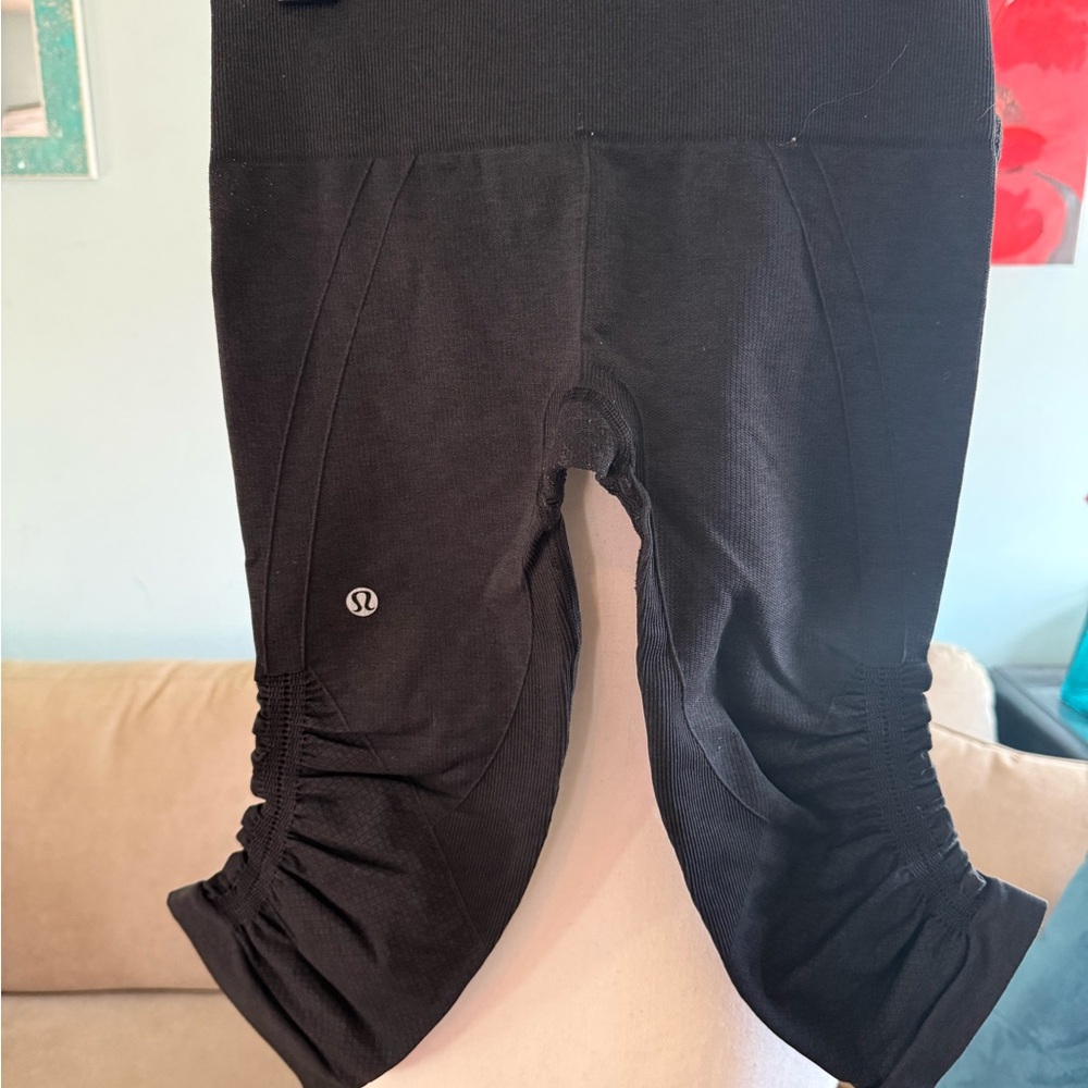 Lululemon Women's Size 4 In Flow Cropped Ruched Athletic Seamless Capri Legging